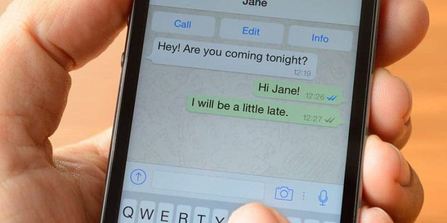 محادثة في تطبيق واتساب - تعبيرية