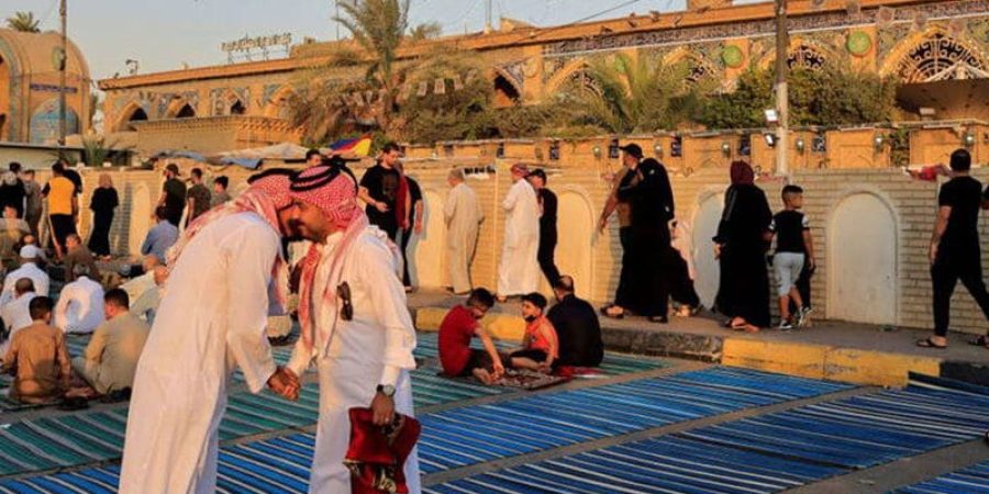 المصلون العراقيون يهنئون بعضهم بعيد الأضحى بعد صلاة العيد