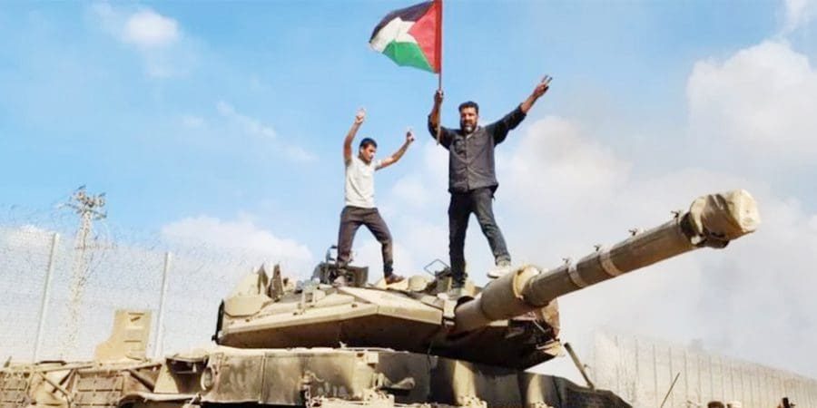 تمكن مقاتلو حماس من التغلب على الدفاعات الإسرائيلية من خلال تنفيذ هجوم مباغت وصادم.