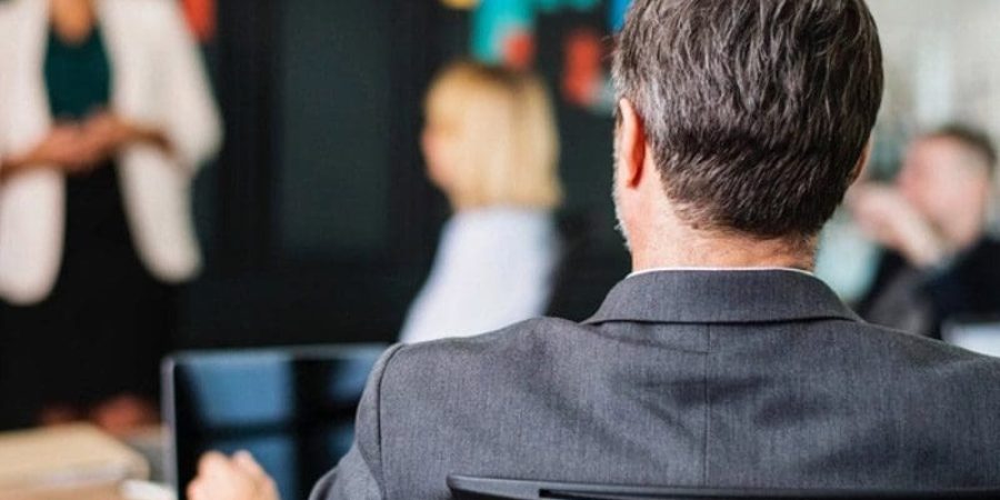 التعامل مع المدير بشكل إيجابي وفعال يتطلب بعض المهارات (بيكسلز)