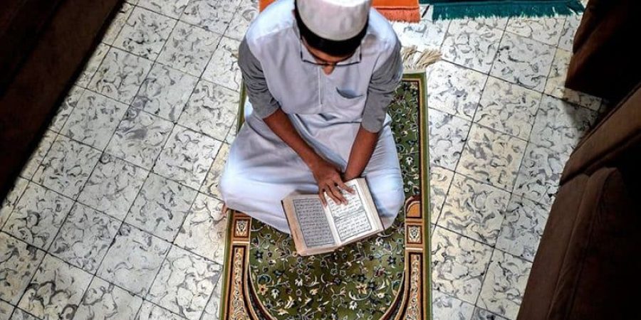 مسلم يقرأ القرآن بمنزله في بنما سيتي، عاصمة بنما