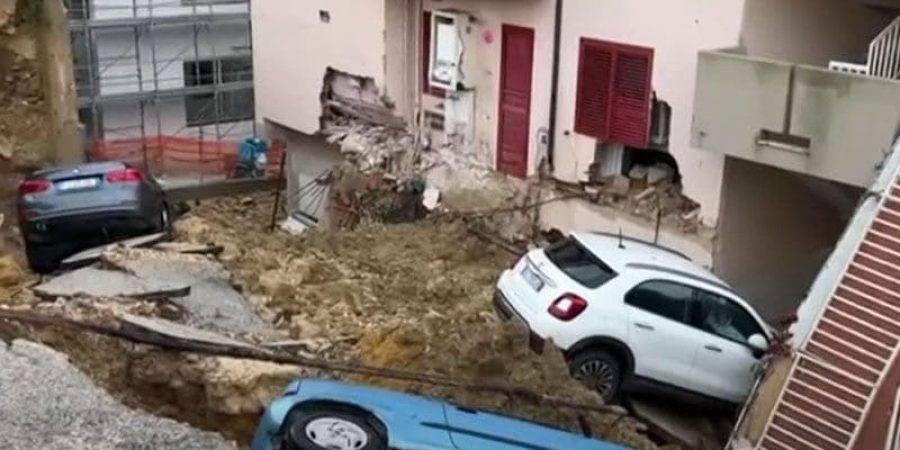 فيضانات عنيفة