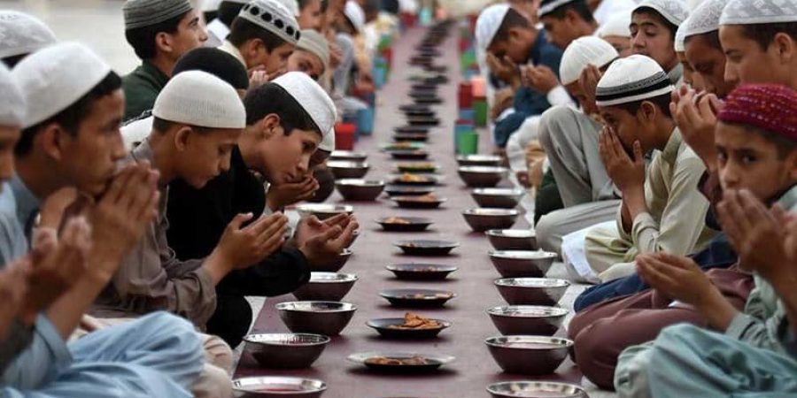 ما إن يهل اليوم الأول من شهر رمضان حتى تبدأ الشعوب العربية والمسلمة في التعبير عن فرحها بطقوس مميزة