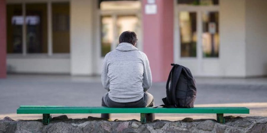 لا شكَّ أنَّ خسارة شخص عزيز على قلوبنا دائمًا ما تكون مُحزنة ومربكة ومفجعة أحيانًا.