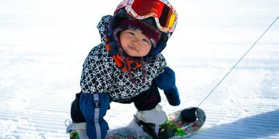 رضيعة صينية تبدأ في التزلج على الجليد قبل تعلم المشي