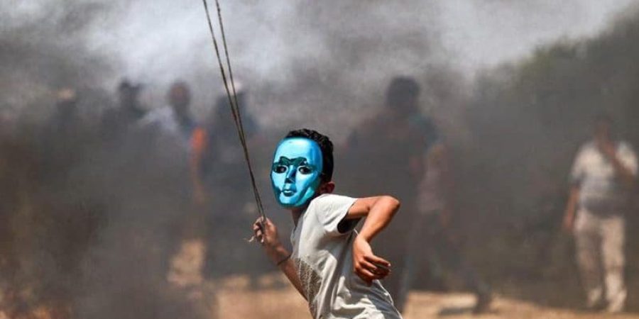 23566589 طفل فلسطيني يستخدم المقلاع لرشق الحجارة خلال مواجهات مع القوات الإسرائيلية في قرية بيتا شمال الضفة الغربية