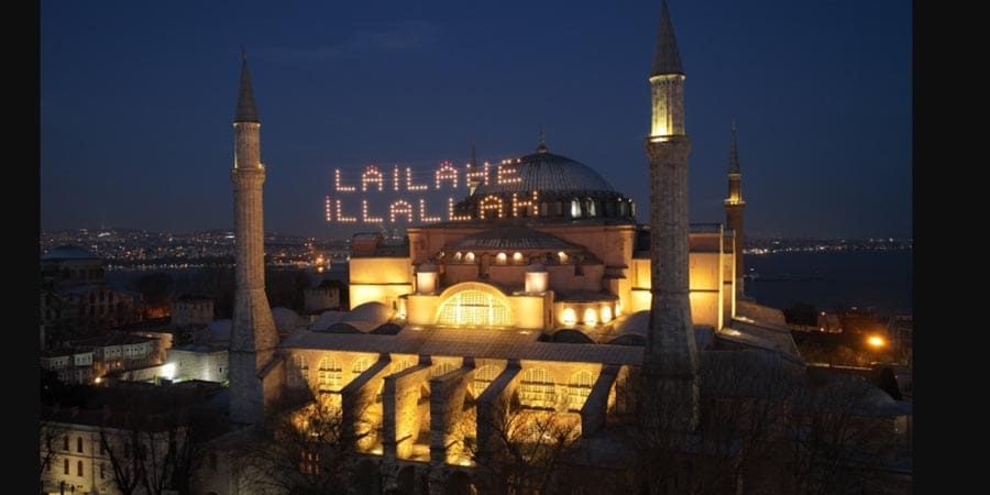 مسجد آيا صوفيا الكبير في مدينة إسطنبول بزينته الرمضانية (الأناضول)