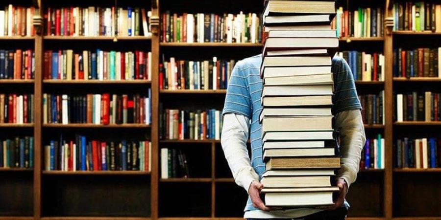 تختلف أسباب الإصابة بمرض هوس الكتب من شخص لآخر