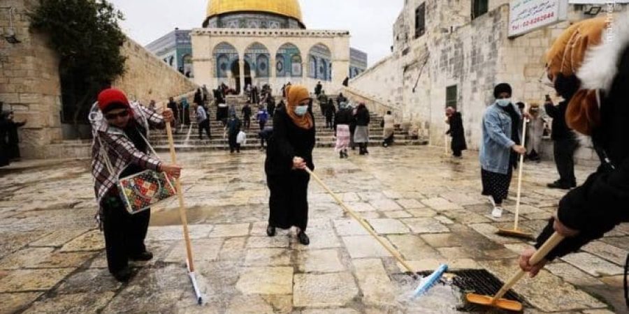 المصلون يقومون بتنظيف السلالم والأرض في باحة قبة الصخرة في القدس استعدادًا لشهر رمضان المبارك