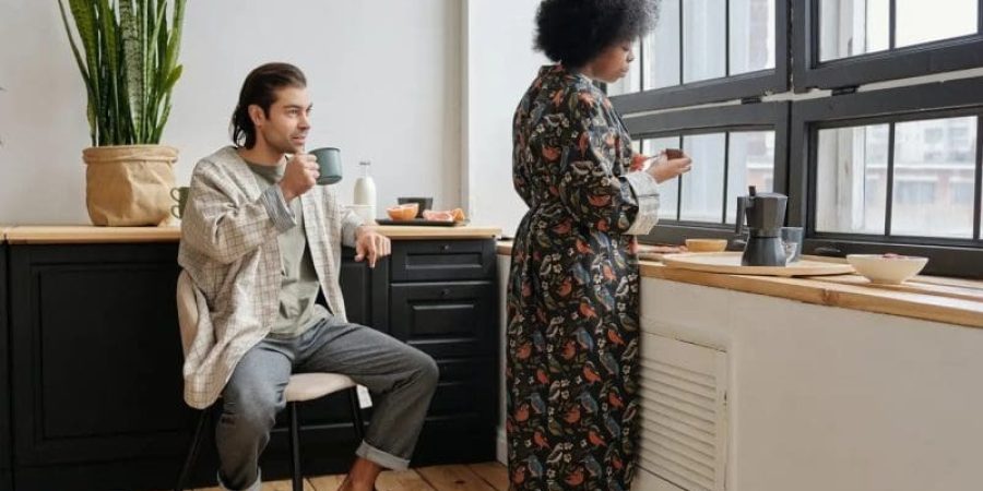 أحد أفضل الاقتراحات التي ينصح بها الخبراء حول كيفية معاملة زوجتك، أخبرها كم تحبها (بيكسلز)