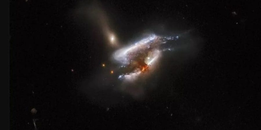 صورة تصادم اندماجي لـ3 مجرات بعيدة (تلسكوب هابل - ناسا)
