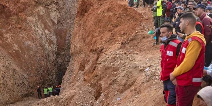 من موقع موازٍ للبئر التي سقط فيها الطفل المغربي ريان (فرانس برس)