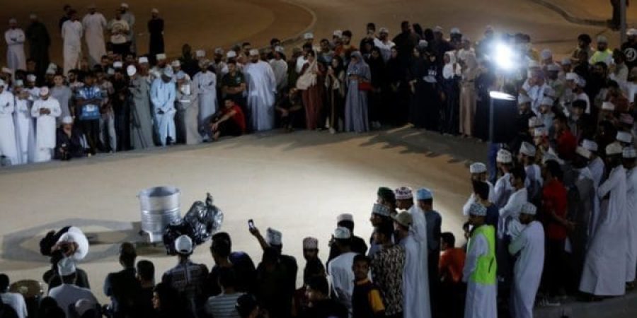 مشهد من مسرحية "عندليب" في مهرجان سندان لمسرح الشارع بعُمان