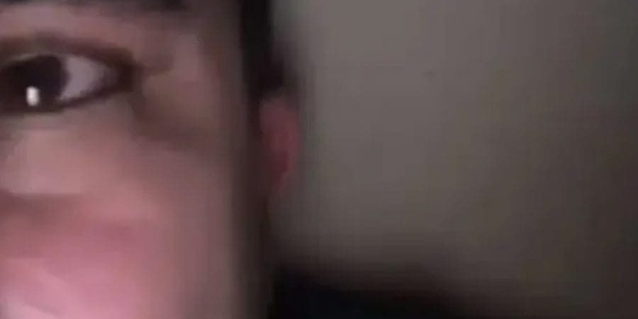 الشاب التركي بوران كوبات كان محاصرًا هو ووالدته واثنان من أعمامه تحت الأنقاض