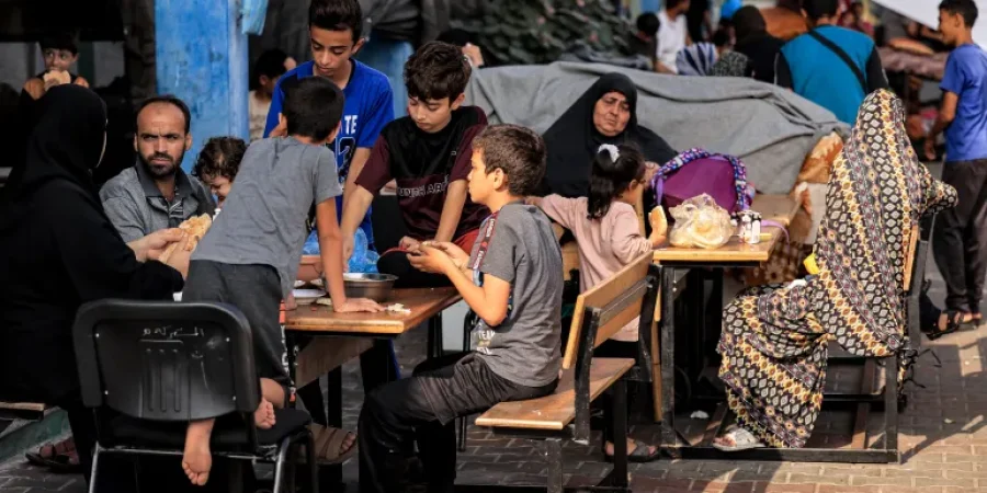 عائلة في ملعب مدرسة تديرها أونروا حُوّل إلى مأوى للفلسطينيين النازحين في خان يونس جنوب قطاع غزة