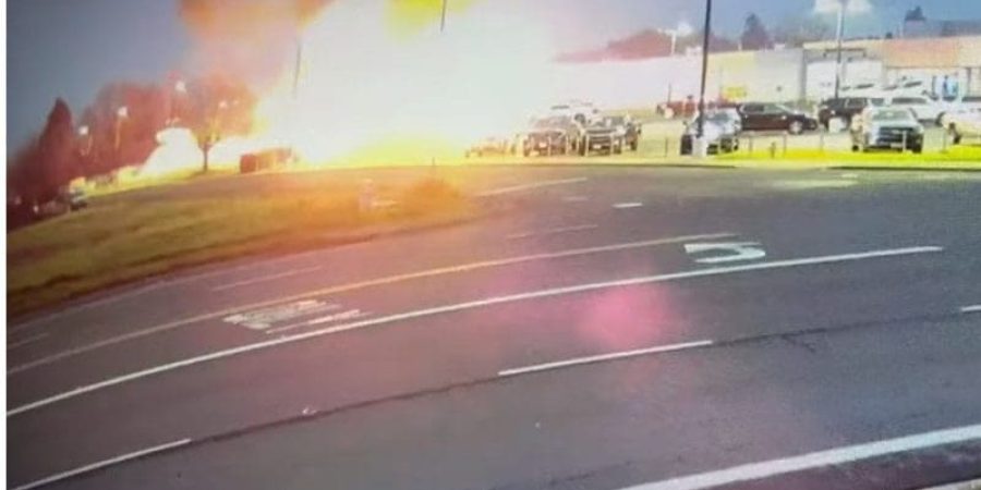 مقطع من الفيديو أثناء سقوط الطائرة على المعرض.