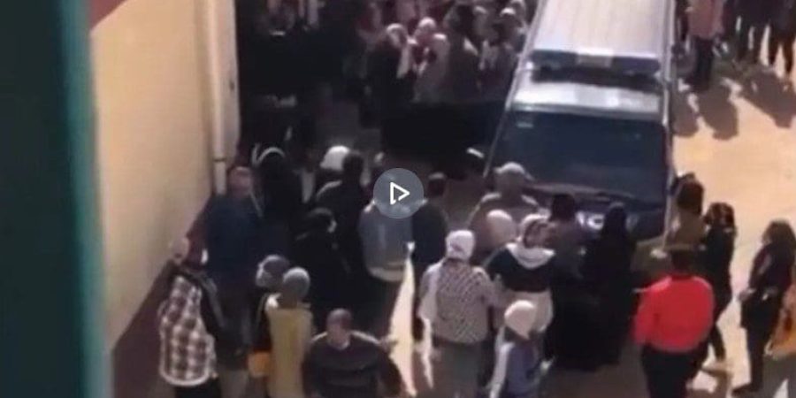 معلمة مصرية بحماية الشرطة بعد منعها غشاً جماعياً!