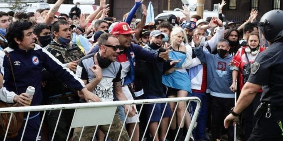 تزاحم شديد من أجل إلقاء التحية الأخيرة على مارادونا قبل دفنه | أرشيف التأمل