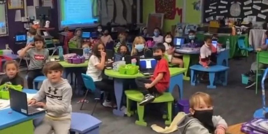 فيديو فرحة أطفال بعدم ارتداء الكمامات بعد الآن حقق أكثر من نصف مليون مشاهدة في الساعات الأولى من نشره (مواقع التواصل)