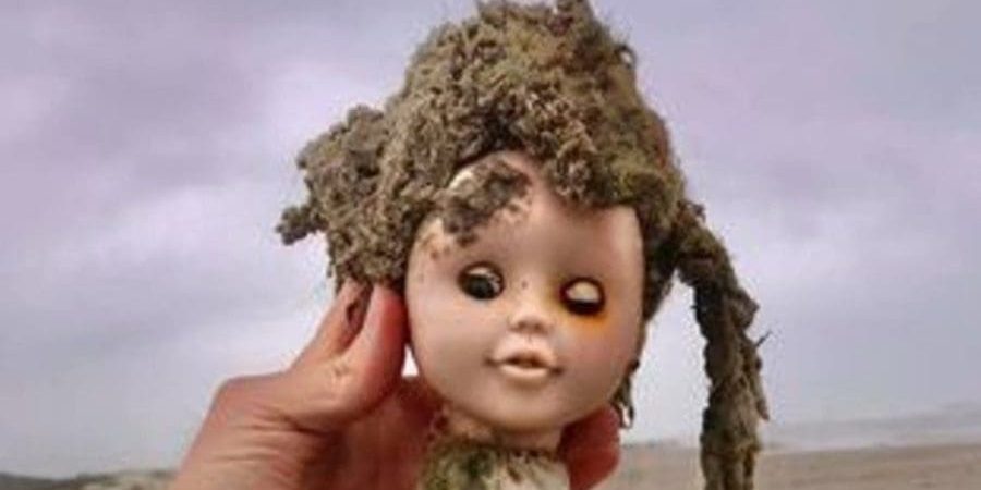 واحدة من الدمى المنتشرة على شاطئ تكساس