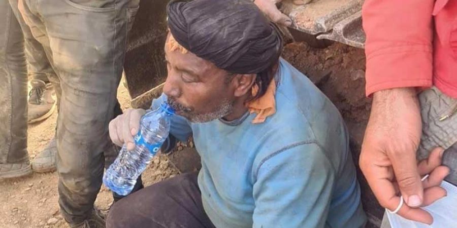 برز اسم رجل مغربي يعرف بـ"عمي علي الصحراوي" في محاولة إنقاذ الطفل ريان العالق في بئر منذ الثلاثاء في قرية شمال البلاد.