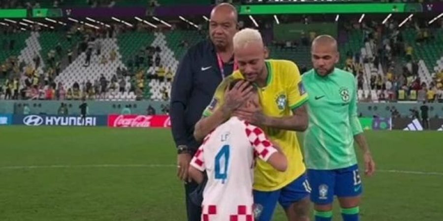 طفل يواسي نيمار