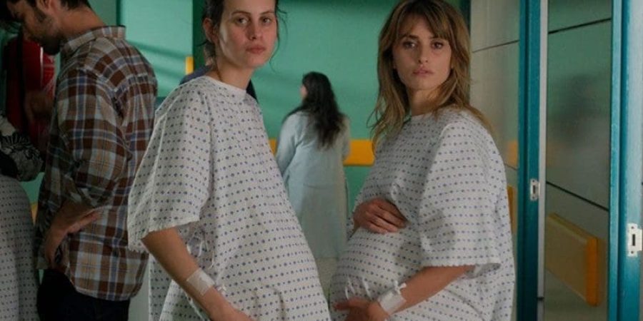 تدور أحداث "أمهات موازية" في عالم يكون الرجال فيه مجرد ظل (نتفليكس)