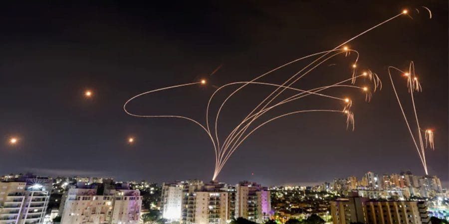 الفيزياء التي يعتمد هذا النظام "القبة الحديدية" فشلت في التعامل مع "زخة الصواريخ" التي انطلقت من غزة (رويترز)
