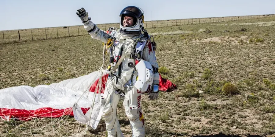 فيليكس باومغارتنر يحتفل بعد قفزته من طبقة الستراتوسفير في روزويل، نيو مكسيكو عام 2012 - رويترز