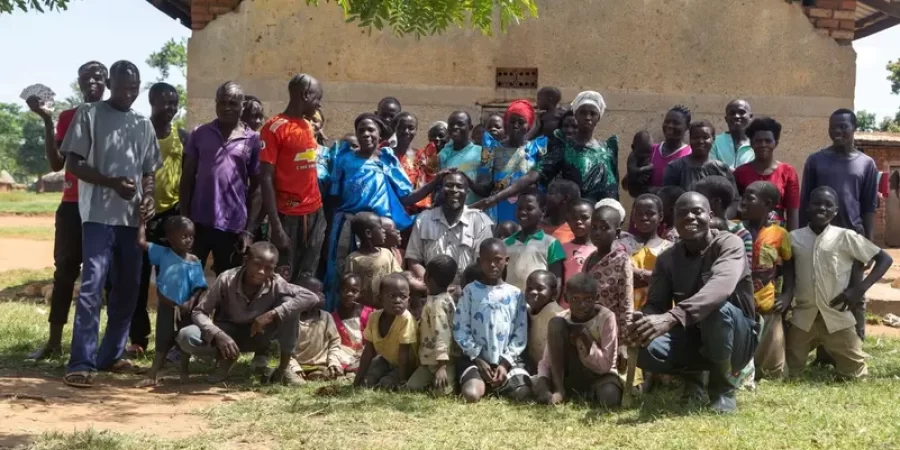 الأب الأوغندي موسى مع أطفاله (أ ف ب)