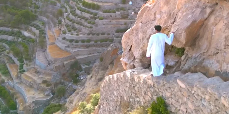 الجبل الأخضر أشار الجامودي إلى صعوبة عملية صعود ونزول الدرجات الحجرية بين المدرجات الجبلية للزراعة.