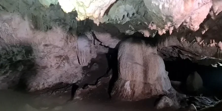 كهف صحور تجذب الكهوف المميزة السياح، وأبرزها كهف صحور، والذي يقع في وادي "نحيز"، ويبعد حوالي 12.5 كليومتر شمالًا عن مدينة صلالة.