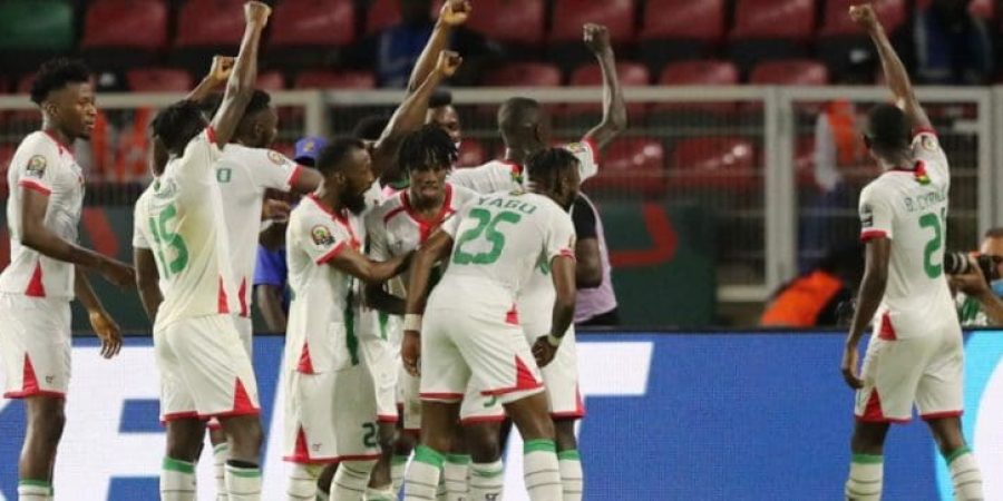 فرحة لاعبي بوركينا فاسو بعد الفوز