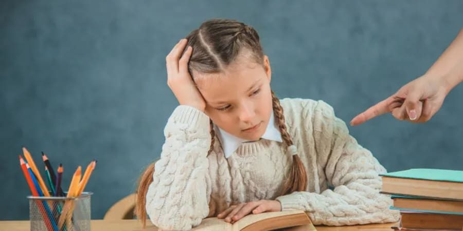 وصم الطفل بأنه "كسول" سيورثه شعورا بالفشل واللامسؤولية مما يزيد الأمر سوءا.