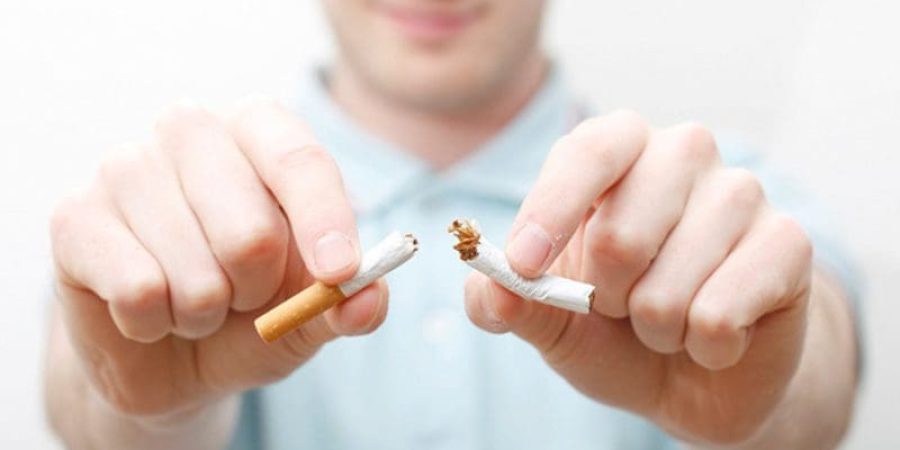 بعد ثبوت أضرار التدخين، تبنى العديد من الدول توجيهات المنظمات الصحية الدولية للحد منه (شترستوك)