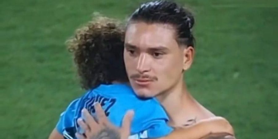 داروين نونيز يحتضن ابنه