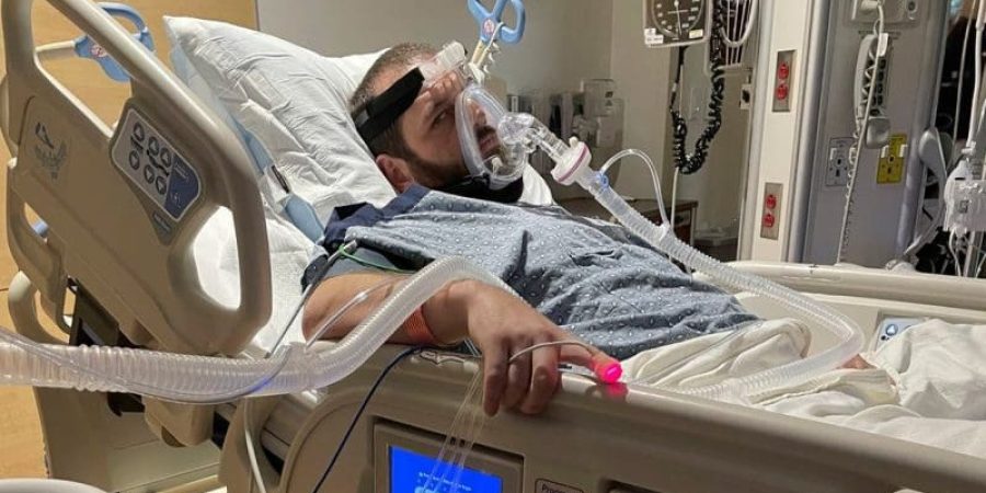 الشاب الثلاثيني يرقد في المستشفى.