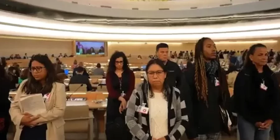 أعضاء في لجنة حقوق الإنسان يديرون ظهورهم أمام حديث السفيرة الأميركية