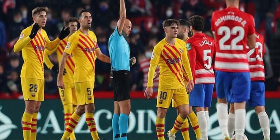 برشلونة غرناطة لاعب برشلونة يتعرض للطرد قبل نهاية المباراة بـ 11 دقيقة