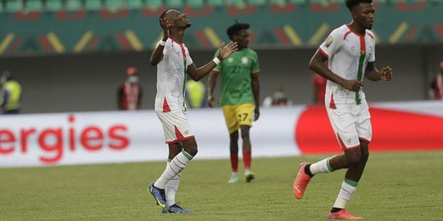 فرحة لاعب بوركينا فاسو بهدف التقدم