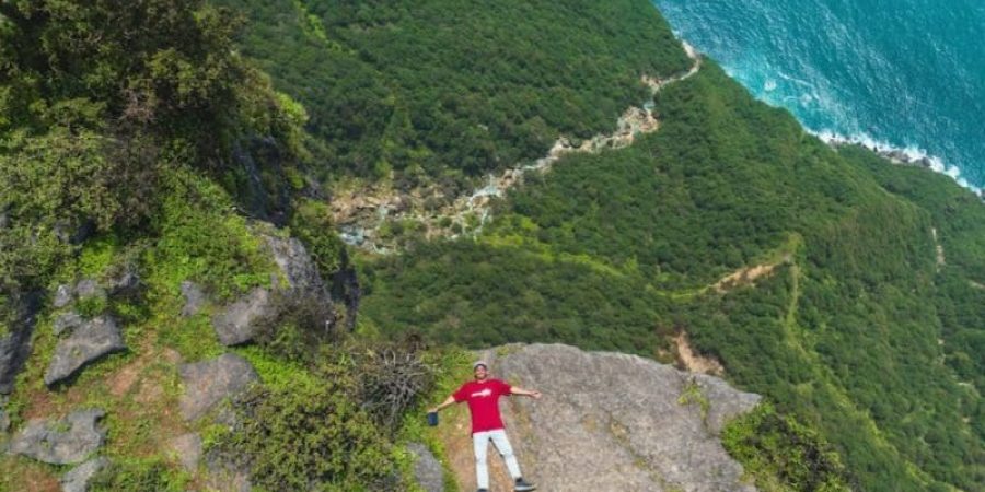 شعت تقع إطلالة شعت على سفوح جبل القمر.