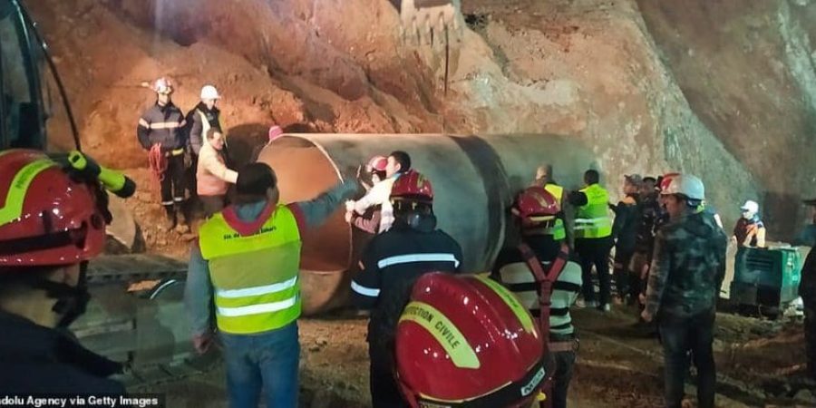 يقوم رجال الإنقاذ بإعداد جزء من النفق الذي سيتم استخدامه للوصول إلى الطفل الصغير