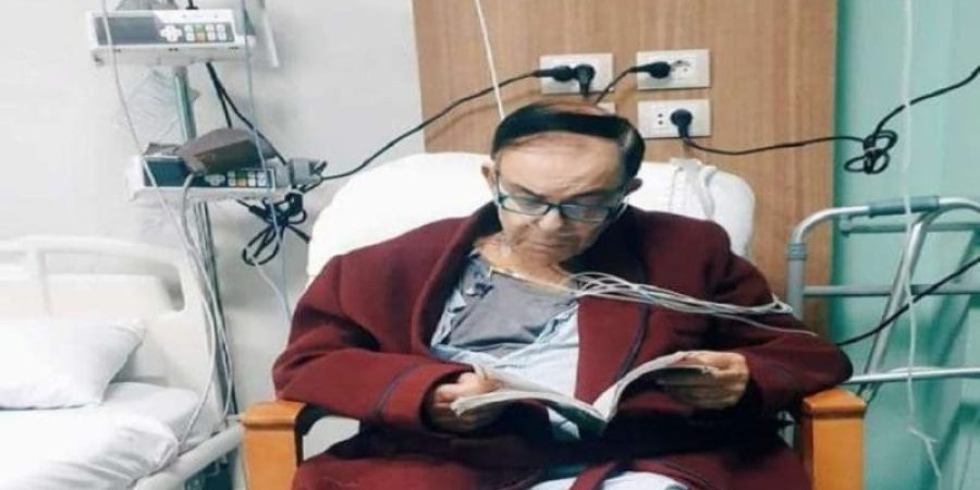 صورة متداولة للفنان سمير صبري من المستشفى خلال مرضه الأخير