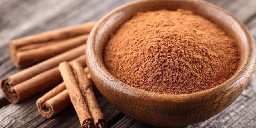 سلخ وإعداد أعواد القرفة الصينية من أشجارها ـ تعبيرية