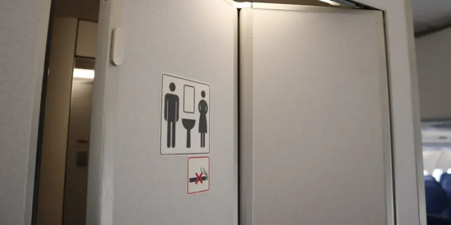 دورة مياه في الطائرة - شترستوك