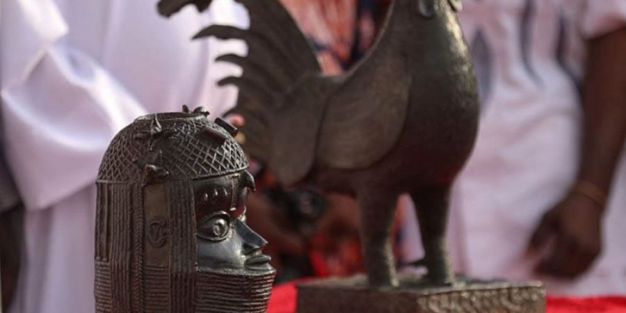 قطعتان من كنوز مملكة بنين التي نهبها البريطانيون في عام 1897 (الفرنسية)