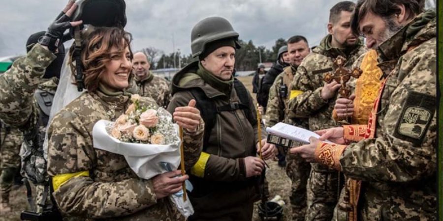 عند انتهاء مراسم الزواج، تساقطت بتلات الزهور من طائرة مُسيّرة كانت تحلق في سماء المنطقة (الصحافة الأميركية)