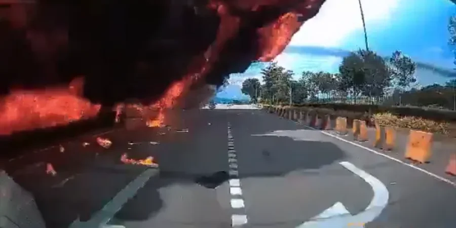 وفاة 10 أشخاص إثر تحطم طائرة على طريق سريع بماليزيا