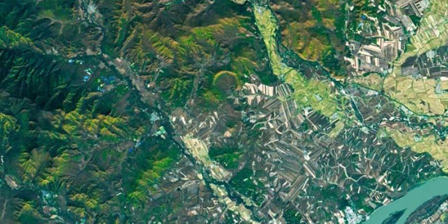 أكبر فوهة بركانية على الأرض في سلسلة جبال شينغان الصغرى شمال شرق الصين (مرصد الأرض - ناسا)