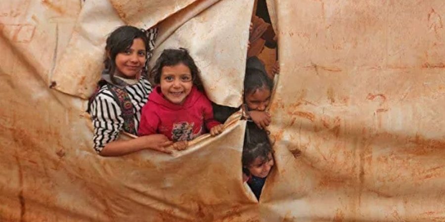 أطفال يحضرون فصلًا في فصول دراسية مؤقتة في مخيم للنازحين من قرية كيلي